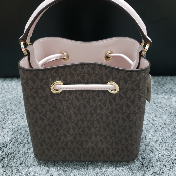 NWT Michael Kors Suri powder blush small bucket purse - Picture 4 of 4